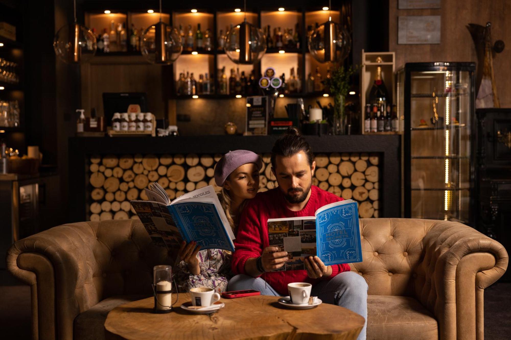Szczawnica Park Resort & Spa Exterior photo A couple reading books in a cafe