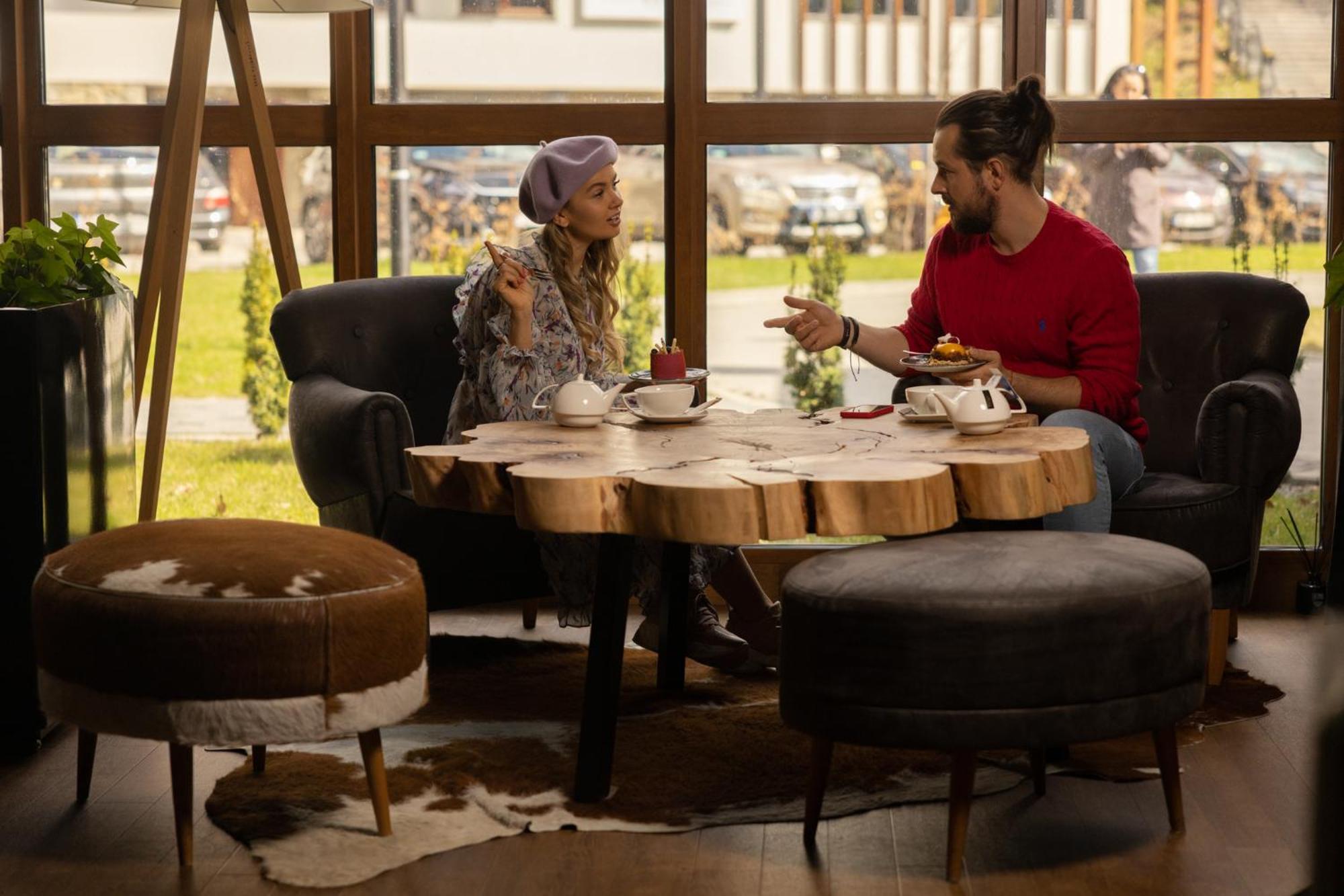 Szczawnica Park Resort & Spa Exterior photo A couple drinking tea