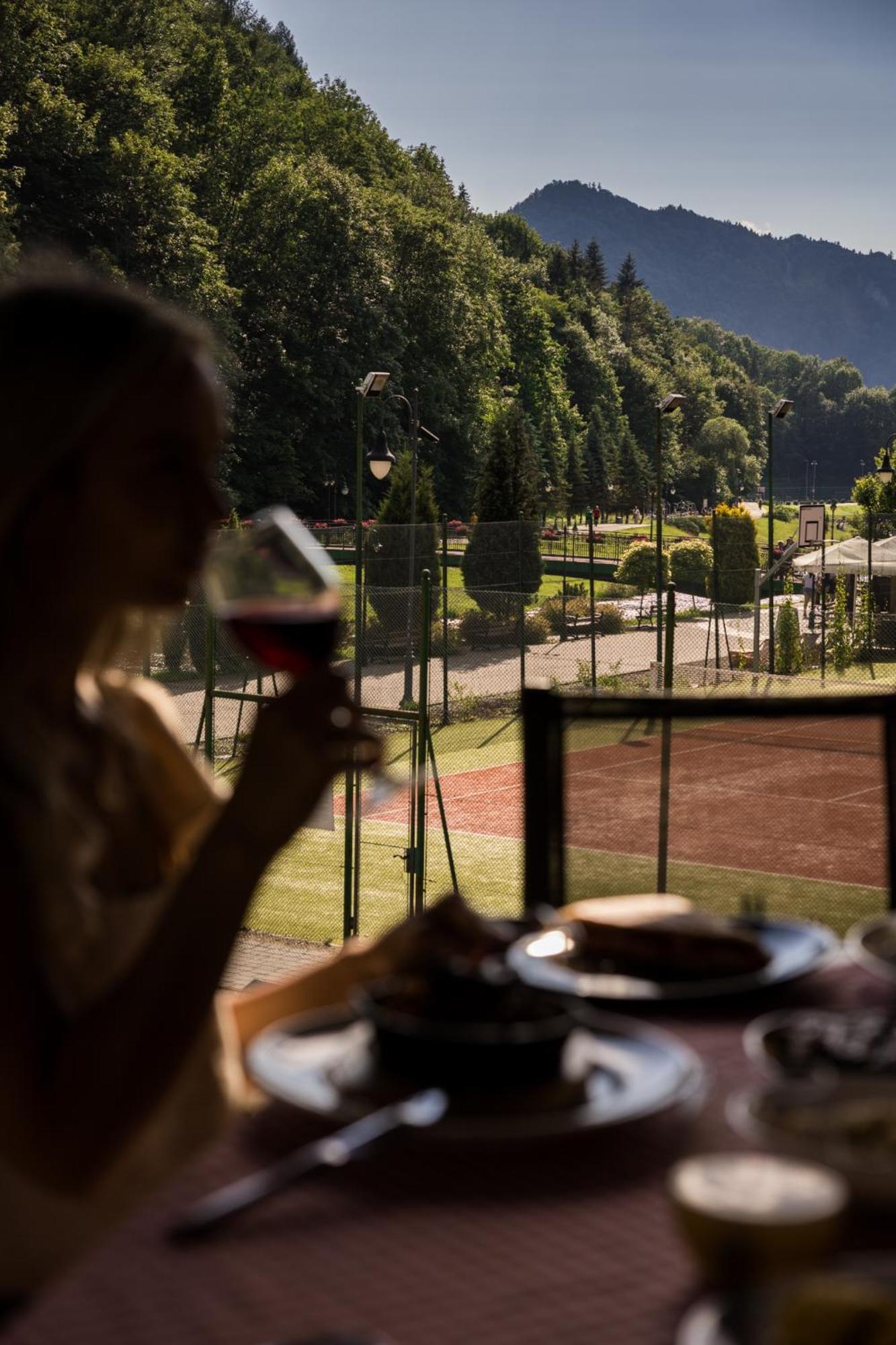 Szczawnica Park Resort & Spa Exterior photo A wine tasting at the winery